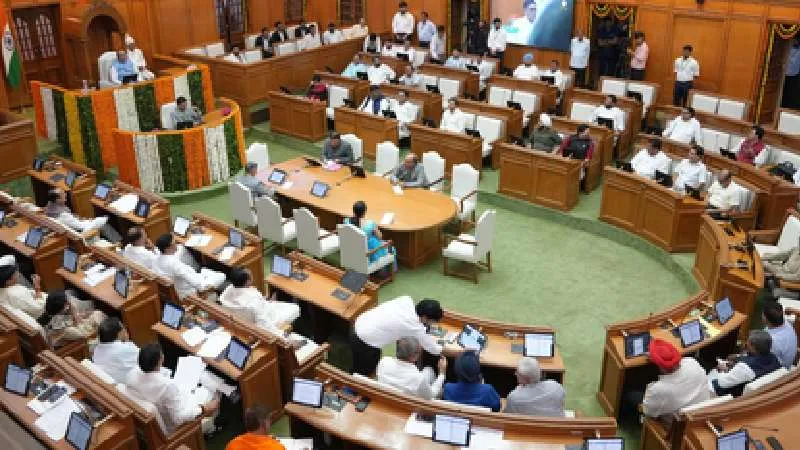 सुरक्षा में लापरवाही : दिल्ली विधानसभा परिसर से संदिग्ध को सुरक्षा कर्मियों ने पकड़ा, मंत्री से जान पहचान होने का किया दावा