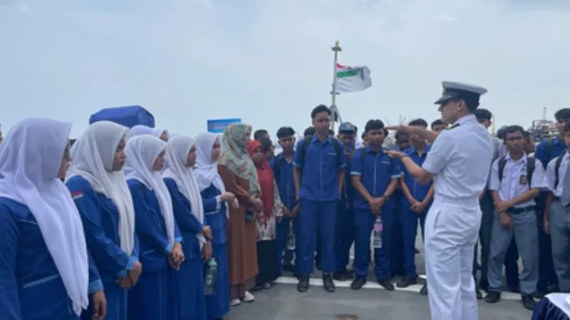 पाकिस्तान को झटका! इस मुस्लिम देश के और करीब आया भारत,  दोस्ती मजबूत करने पहुंची नेवी, क्या है मायने?