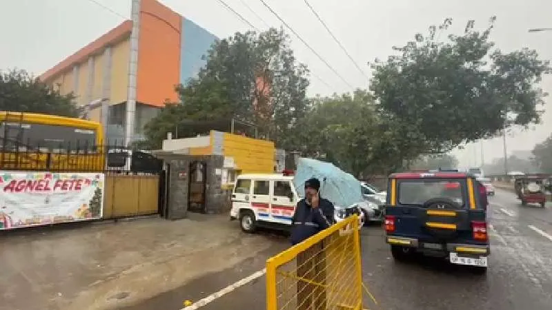 नोएडा के नामी स्कूलों को बम से उड़ाने की धमकी, कई स्कूल बंद, पुलिस अलर्ट