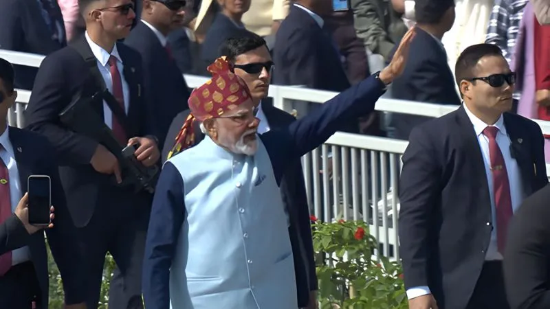 देशवासियों का उत्साह देख खुद को नहीं रोक पाए PM मोदी, प्रोटोकॉल तोड़ लोगों की बीच पहुंचे