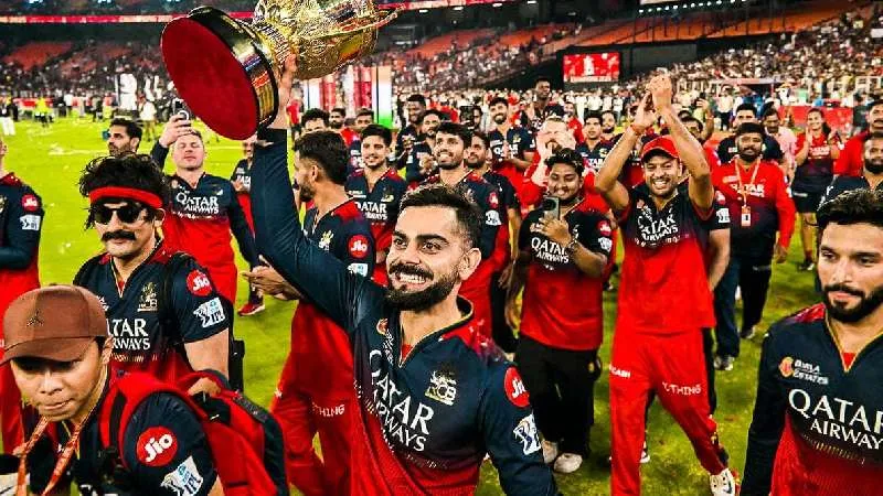 IPL 2026 में बेंगलुरु से बाहर हो सकते हैं आरसीबी के घरेलू मैच, रायपुर या इंदौर बन सकता है नया होम ग्राउंड