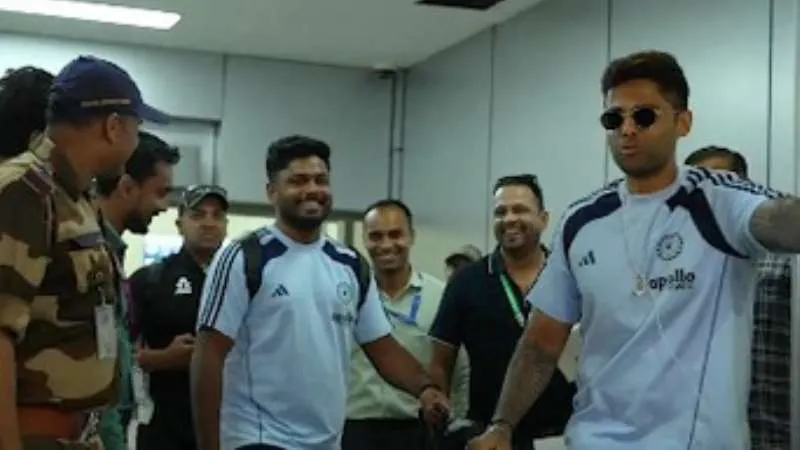 IND vs NZ: तिरुवनंतपुरम पहुंची टीम इंडिया, एयरपोर्ट पर संजू सैमसन संग दिखी कप्तान सूर्यकुमार यादव की मस्ती, वीडियो वायरल