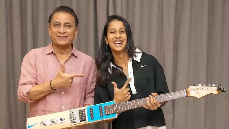 सुनील गावस्कर ने जेमिमा रोड्रिग्स को दिया बल्ले के आकार का गिटार, दोनों ने साथ गाया ‘ये दोस्ती’