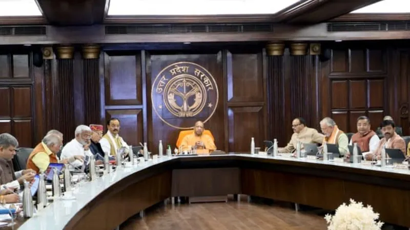 योगी कैबिनेट का बड़ा फैसला, 15 लाख शिक्षकों और कर्मियों को मिलेगा निजी अस्पतालों में भी कैशलेस इलाज; कुल 30 प्रस्तावों पर मुहर