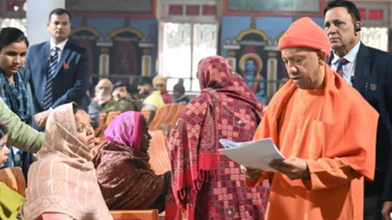 गोरखपुर में जनता दर्शन: CM योगी ने सुनी 200 लोगों की फरियाद, कहा- घबराइए मत, हर समस्या का होगा समाधान