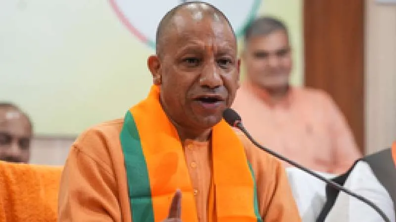 यूपी सरकार का बड़ा फैसला, 15 लाख शिक्षकों व कर्मियों को मिलेगा निजी अस्पतालों में भी कैशलेस इलाज