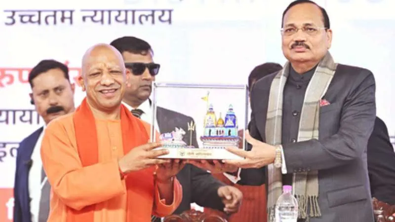 मुख्य न्यायाधीश न्यायमूर्ति सूर्यकांत ने चंदौली में छह जिलों के एकीकृत कोर्ट कॉम्प्लेक्स का शिलान्यास किया, मुख्यमंत्री योगी ने न्यायिक इंफ्रास्ट्रक्चर के सुदृढ़ीकरण पर जोर दिया