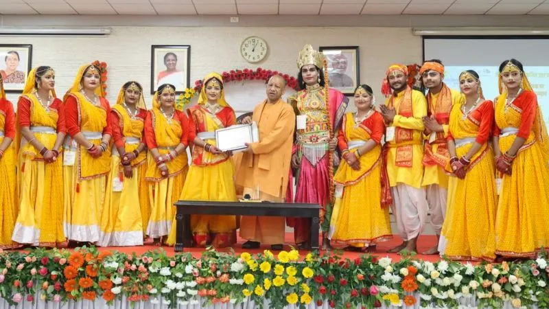 अलग भाषाएं, अलग परंपराएं, फिर भी सभी का भाव एक - 'एक भारत-श्रेष्ठ भारत', CM योगी ने विभिन्न राज्यों से आए कलाकारों का किया सम्मान