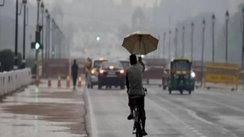 दिल्ली-NCR में मौसम ने ली करवट, बारिश के साथ ओलों ने बढ़ाई ठिठुरन, तेज हवाओं ने उड़ाई प्रदूषण की चादर