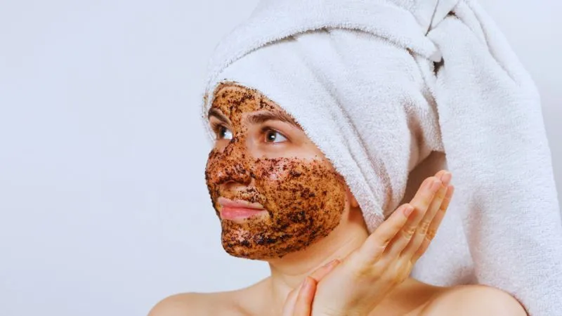 सर्दियों में रूखी त्वचा से हैं परेशान? घर पर बनाएं ये 3 नेचुरल स्क्रब और पाएं चमकदार त्वचा