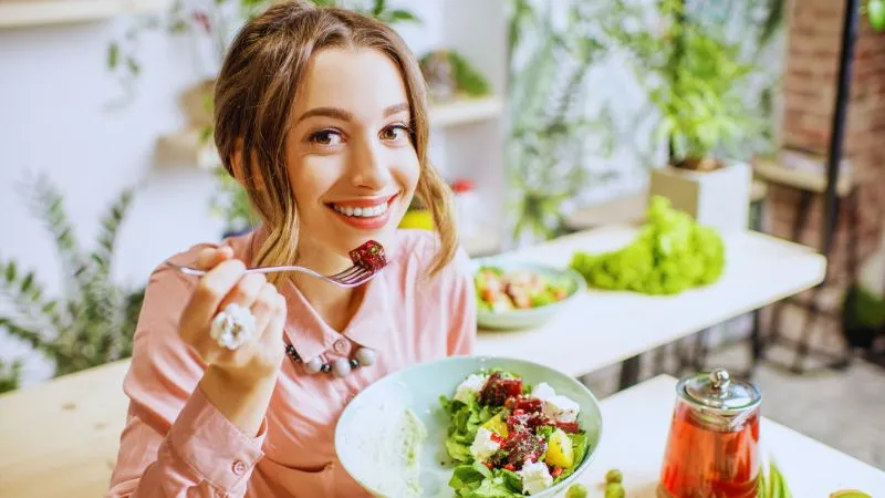 सर्दियों में इन 5 चीजों का सेवन करना छोड़ दें, वरना बिगाड़ सकता है स्वास्थ्य,  परहेज करना बेहद जरूरी