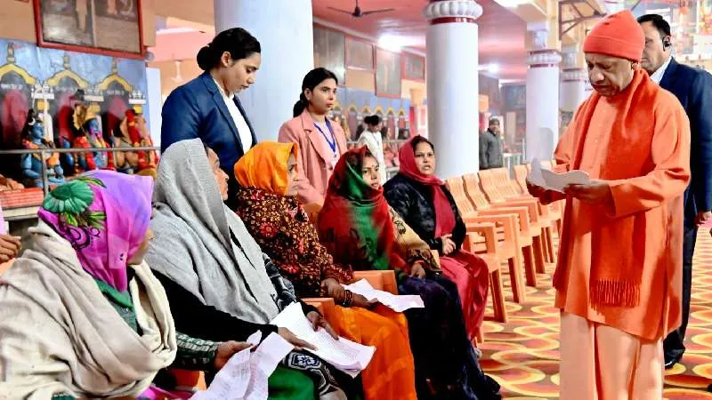 मकर संक्रांति महापर्व के बाद मुख्यमंत्री योगी ने किया जनता दर्शन, भूमि पट्टा शिकायतों पर सख्त कार्रवाई के निर्देश