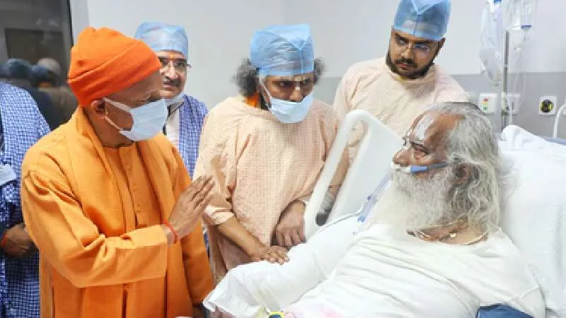 सीएम योगी ने नृत्य गोपाल दास महाराज से अस्पताल में मुलाकात कर जाना स्वास्थ्य हाल