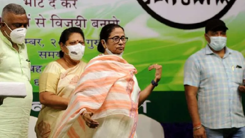 ममता बनर्जी के कार्यकाल की रेलवे कैटरिंग नीति विवादों में, NHRC ने रेलवे बोर्ड को भेजा नोटिस