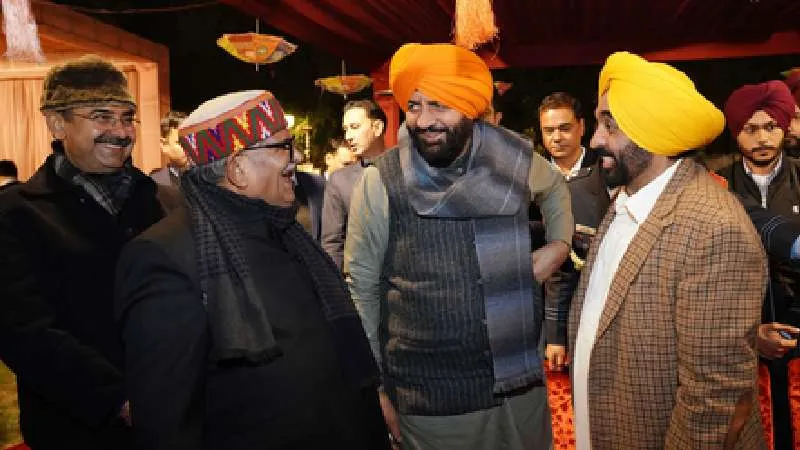 पंजाब लोक भवन में पारंपरिक उल्लास के साथ मना लोहड़ी उत्सव, राज्यपाल और सीएम मान-सीएम सैनी ने की शिरकत