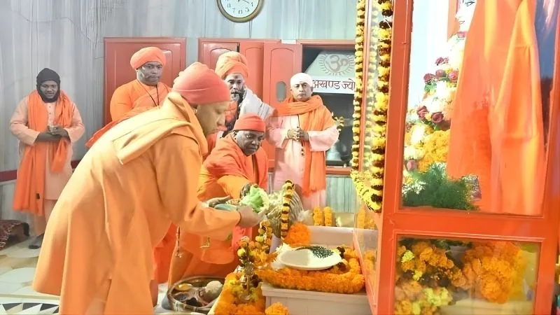 मकर संक्रांति पर CM योगी ने गुरु गोरखनाथ को अर्पित की आस्था की खिचड़ी, प्रदेशवासियों को दीं शुभकामनाएं
