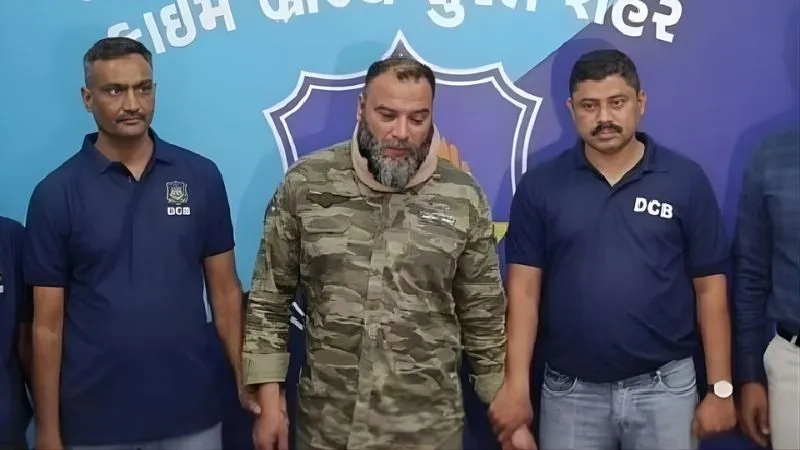 ईरानी डेरा, फिल्मी नाम और अय्याशी का शौक... कौन है ‘रहमान डकैत’, जिसे तलाश रही थी छह राज्यों की पुलिस, सूरत से अरेस्ट