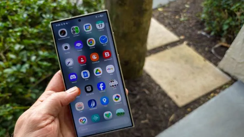 बिना नेटवर्क के भी करें कॉल! Galaxy S26 में मिलेगा सैटेलाइट कनेक्टिविटी फीचर