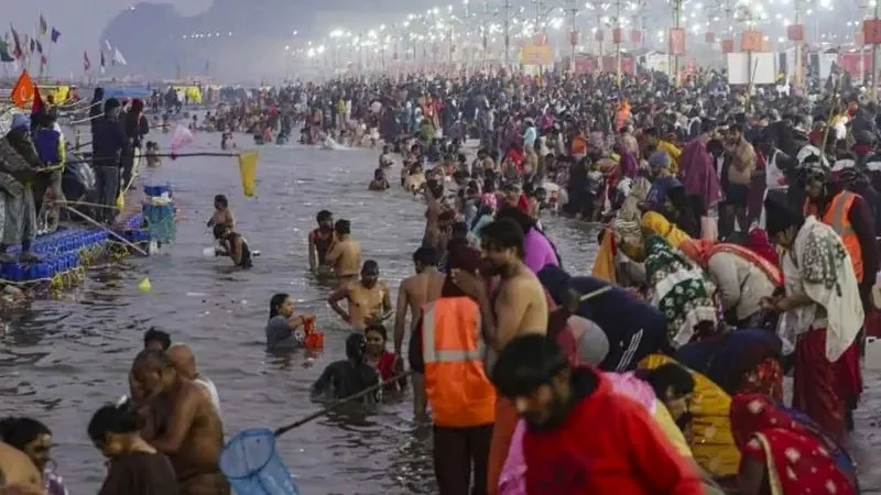 मुहूर्त के फेर के बावजूद संगम तट पर उमड़ा 'आस्था का सैलाब', 85 लाख से ज्यादा श्रद्धालुओं ने किया स्नान
