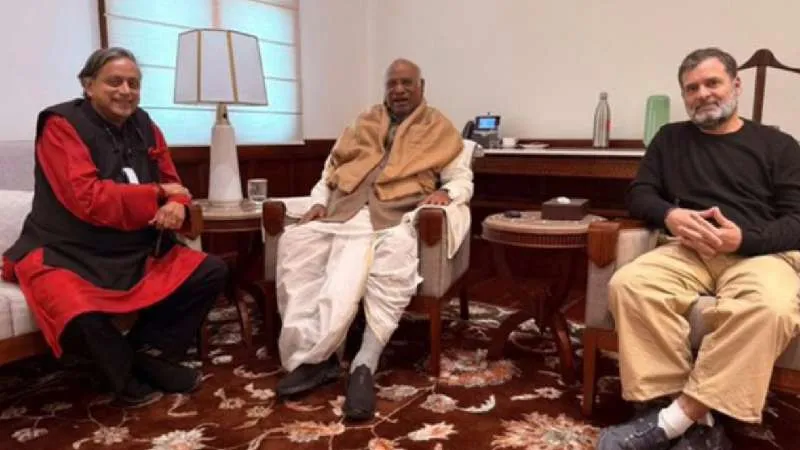 शशि थरूर ने संसद में राहुल गांधी और मल्लिकार्जुन खड़गे से की सौहार्दपूर्ण बैठक, पार्टी में एकता का जताया भरोसा