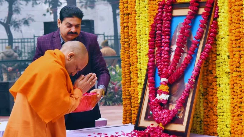 सुभाष चंद्र बोस की जयंती पर CM योगी ने पुष्प अर्पित कर किया नमन, बोले- देश के लिए नेता जी का योगदान अविस्मरणीय