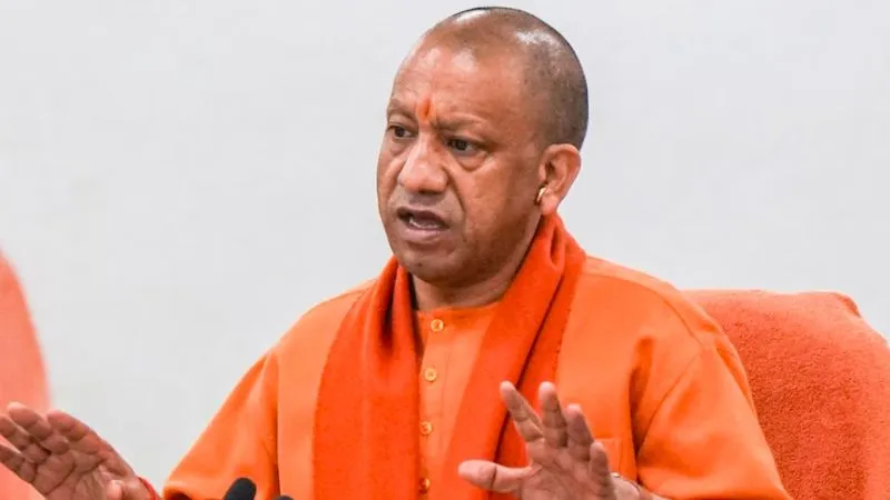 CM योगी ने अभिभावक की तरह समझाया पैसे का सही उपयोग, कहा - बच्चों की पढ़ाई पर भी दें ध्यान