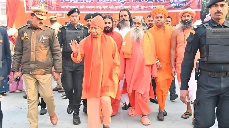 गोरखनाथ मंदिर में लगी श्रद्धालुओं की लंबी कतार, मकर संक्रांति के पुण्य काल में आस्था की खिचड़ी चढ़ाएंगे CM योगी