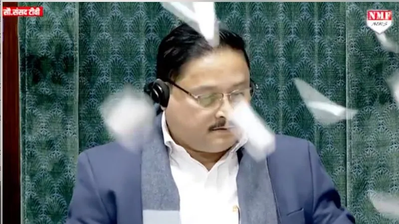 संसद में विपक्ष की अमर्यादित हरकत! स्पीकर पर उछाले पेपर, पूरे सत्र के लिए सस्पेंड ये 8 सांसद
