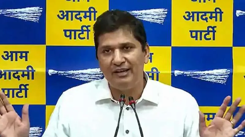 दिल्ली में दो दिल्ली हैं, एक में 24 घंटे में 6 हत्याएं हो रहीं और दूसरी में सीएम नाच-गा रहीं, फीते काट रहीं- सौरभ भारद्वाज