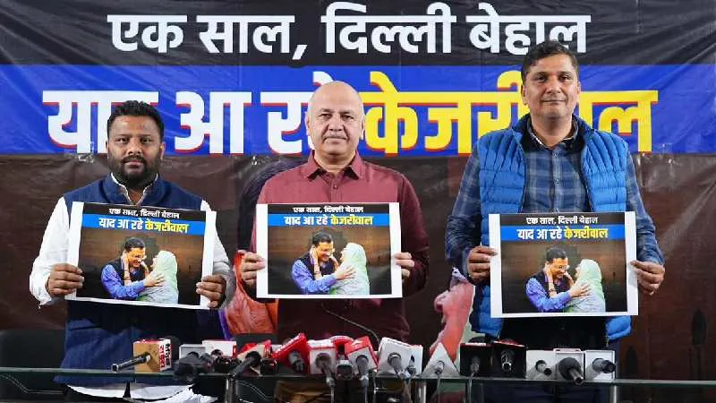 एक लाख नौजवान नौकरी जाने का मातम मना रहे, लोग गड्ढों में गिर कर मर रहे और रेखा गुप्ता जश्न मना रही हैं- मनीष सिसोदिया