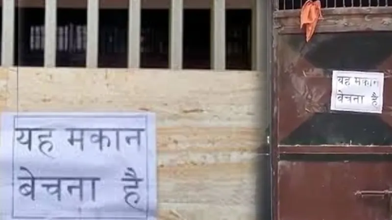 मुस्लिमों की ‘गुंडागर्दी’ से पलायन को मजबूर हिंदू परिवार, आगरा की पॉश कॉलोनी में 40 घरों के बाहर लगे ‘मकान बिकाऊ है’ के पोस्टर