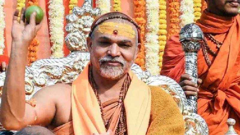 अविमुक्तेश्वरानंद की सखी और बहन की लड़ाई, आश्रम के अंदर की कहानी