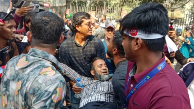 फिर सुलगा ढाका! बांग्लादेश में यूनुस सरकार के खिलाफ उग्र प्रदर्शन, हिंसा आगजनी के बाद प्रदर्शनकारियों ने दी चेतावनी