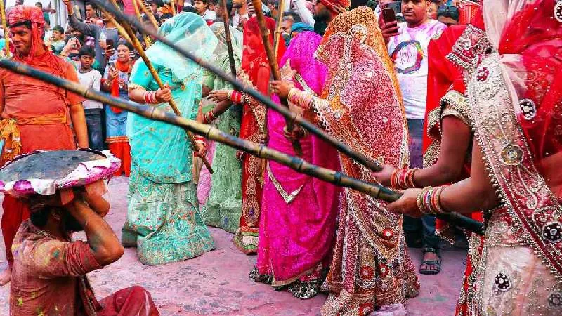 बरसाना में लठमार होली की तैयारियां तेज, राधा रानी-ठाकुर जी के लिए बन रहीं खास पोशाकें