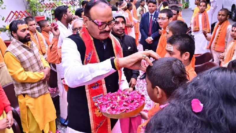 शंकराचार्य विवाद के बीच डिप्टी सीएम ब्रजेश पाठक ने अपने सरकारी आवास पर किया 101 बटुकों को सम्मान