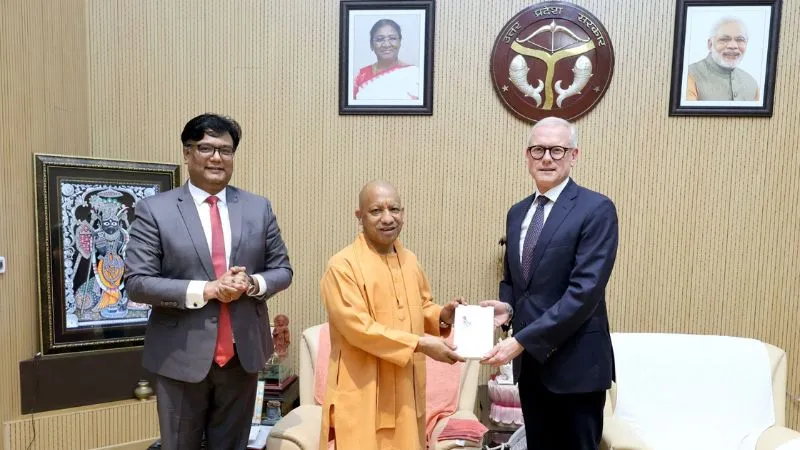विदेशी निवेशकों की पहली पसंद बना यूपी, CM योगी से हुई सिंगापुर की कंपनी ‘एपी मोलर माएर्स्क’ के चीफ की मुलाकात, नए निवेश अवसरों पर हुई चर्चा