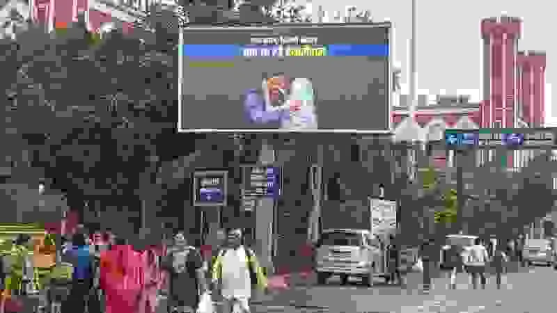 दिल्ली में बीजेपी सरकार का एक साल पूरा होने पर लगे “याद आ रहे केजरीवाल” के पोस्टर