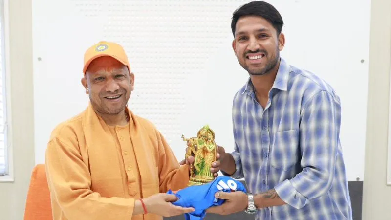‘आशीर्वाद, स्नेह…’ भारतीय बल्लेबाज ध्रुव जुरेल ने CM योगी आदित्यनाथ से की मुलाकात, शेयर की तस्वीर