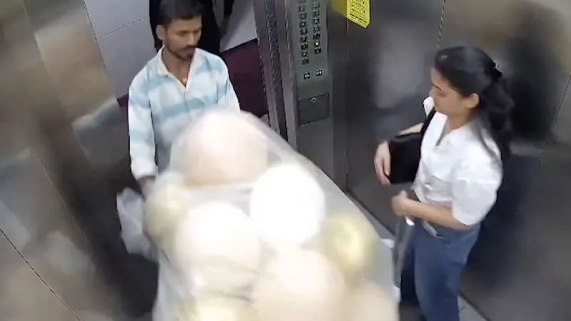 मुंबई के गोरेगांव में लिफ्ट के अंदर गैस गुब्बारों का धमाका, CCTV में कैद हुआ हादसा
