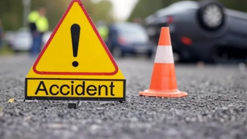 गुजरात के मेहसाणा में भीषण सड़क हादसा, डिवाइडर से टकराकर पलटी कार, एक ही परिवार के 5 लोगों की मौत