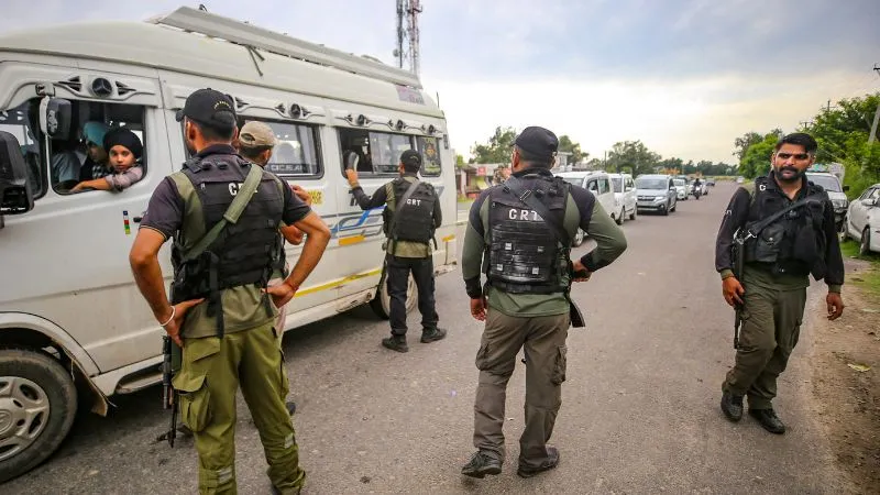 राजौरी में टेरर मॉड्यूल का पर्दाफाश! हथियारों के साथ आतंकियों का संदिग्ध सहयोगी अरेस्ट, इलाके में अलर्ट