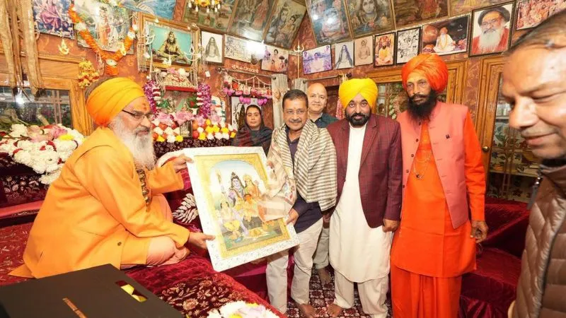 महाशिवरात्रि पर भक्तिमय हुए केजरीवाल और भगवंत मान, महादेव के चरणों में की पंजाब की तरक्की की प्रार्थना