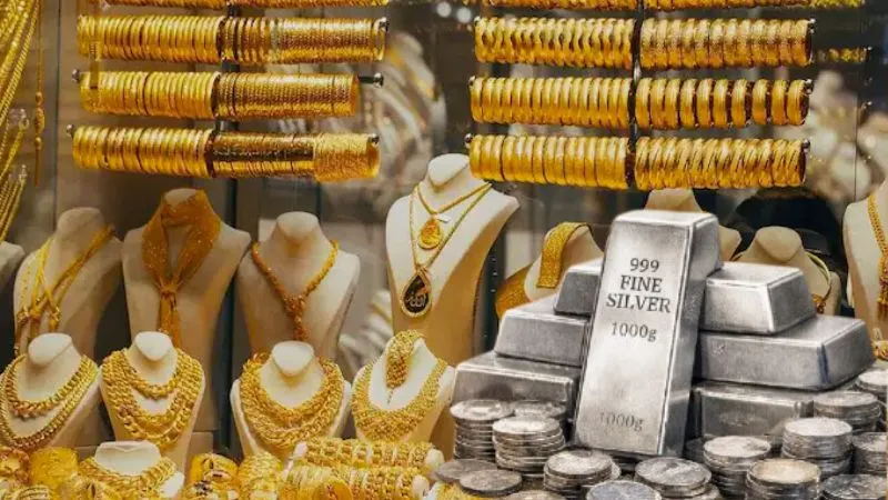 Gold-Silver Price: लगातार टूट रही चांदी, जमीन पर आए सोने के भाव, कीमतों में फिर भारी गिरावट, जानें लेटेस्ट रेट