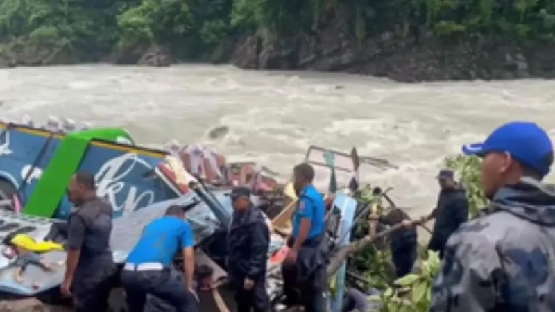 नेपाल में बड़ा हादसा, यात्रियों को ले जा रही बस नदी में गिरी, 12 की मौत