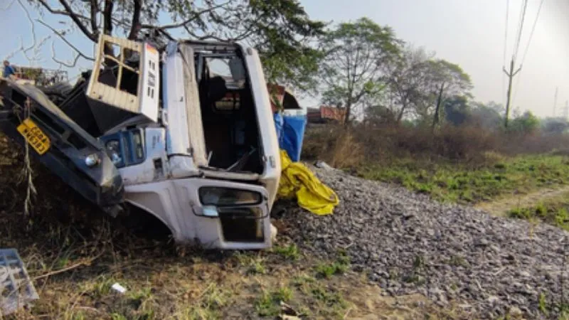 ओडिशा में कार और ट्रक की भीषण टक्कर, पांच पुलिसकर्मियों ने गंवाई जान, तीन घायल