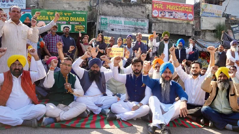 पंजाब में AAP का बड़ा प्रदर्शन, प्रताप सिंह बाजवा के खिलाफ कार्रवाई की मांग; बलतेज पन्नू बोले- कांग्रेस नेतृत्व तुरंत माफी मांगे