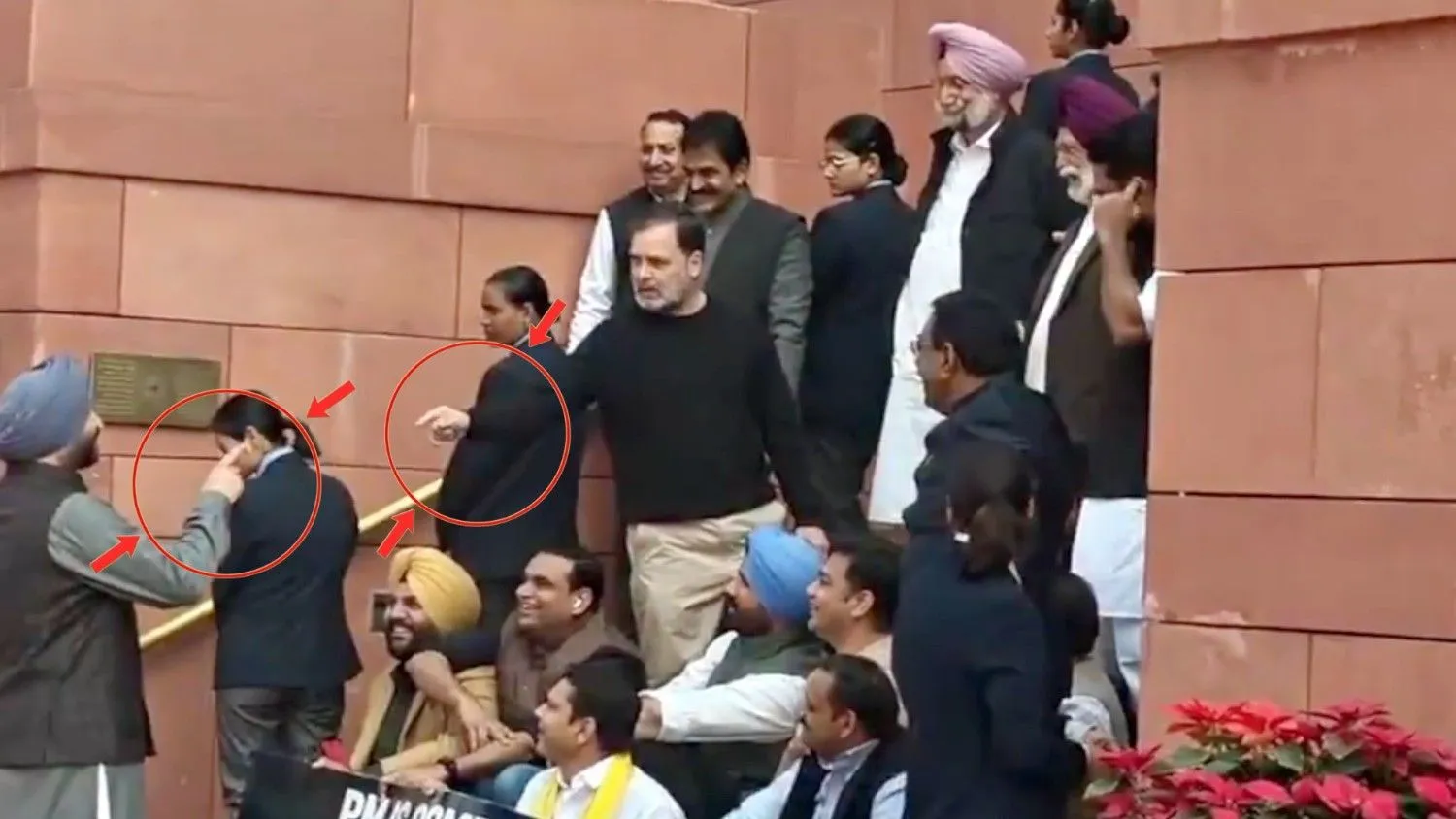 संसद के मकर द्वार पर जबरदस्त जुबानी जंग... राहुल गांधी ने केंद्रीय मंत्री बिट्टू को कहा 'गद्दार दोस्त', मंत्री ने पलटवार किया 'देश का दुश्मन'