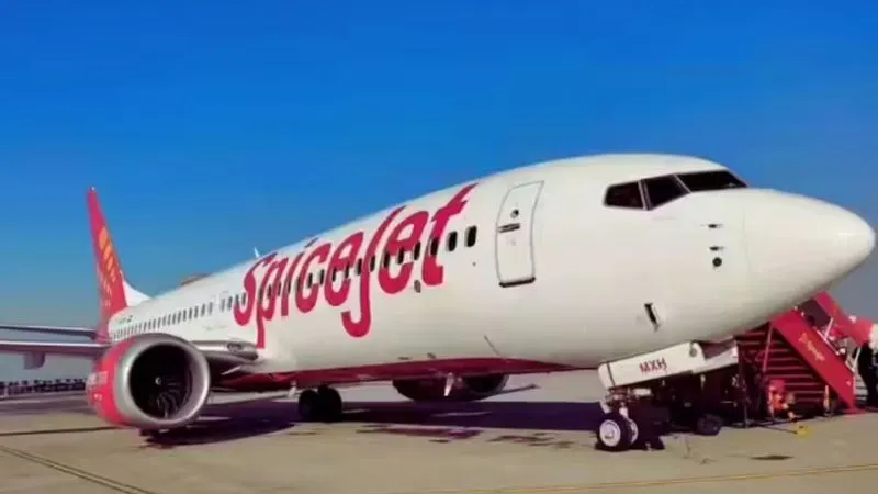लेह जा रही SpiceJet फ्लाइट की इमरजेंसी लैंडिंग, इंजन में चिंगारी दिखने के बाद उड़ान भरते ही हुई वापसी