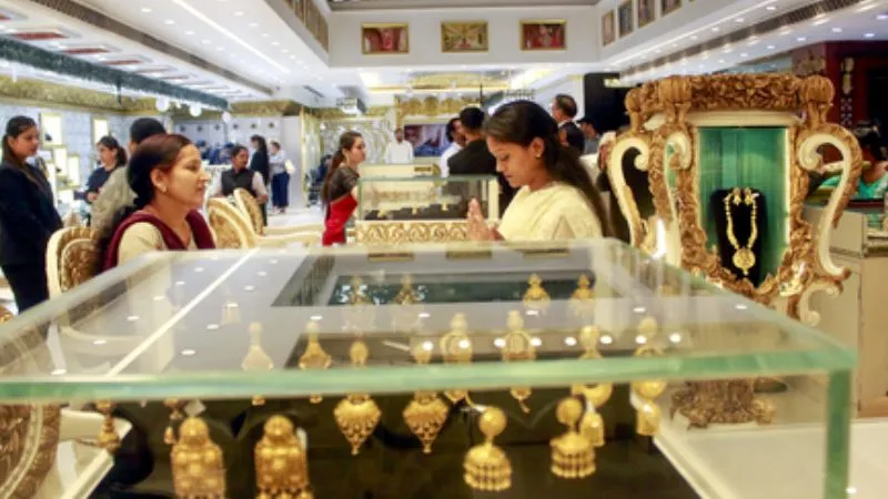 आसमान से जमीं पर आए सोने-चांदी के भाव! सिल्वर 1.75 लाख तक सस्ता तो गोल्ड भी 37 हजार तक टूटा