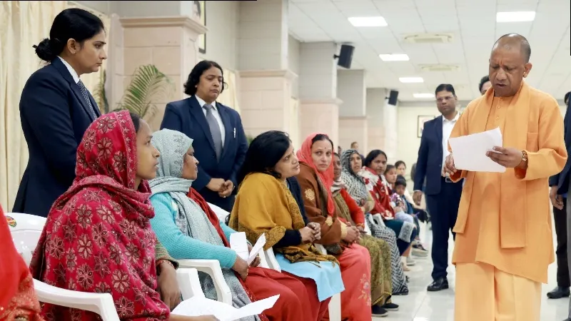 'इसे तुरंत देखो, जमीन कब्जा मुक्त कराओ…',  CM योगी ने लिया ‘ऑन द स्पॉट’ फैसला, जनता दर्शन में आए सेना के जवान को मिला न्याय